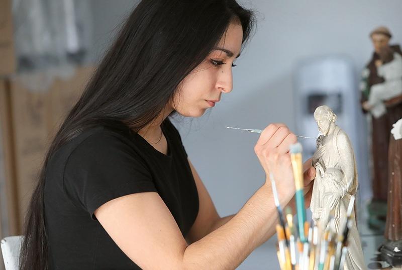 mesa artesanal con materiales para arte sacra